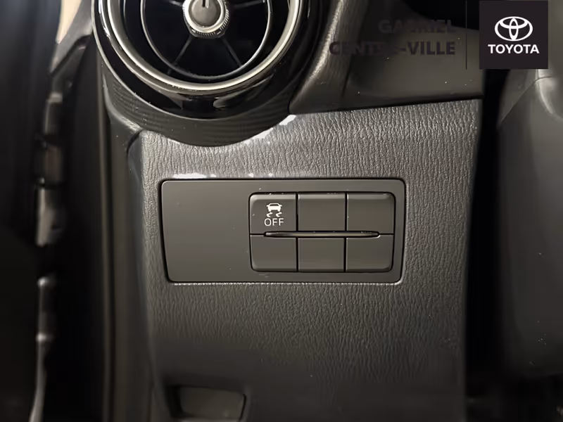 2020 Toyota Yaris Hatchback LE